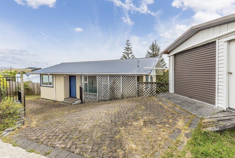 2 Mark Avenue, Paparangi, Wellington - Carousel 1