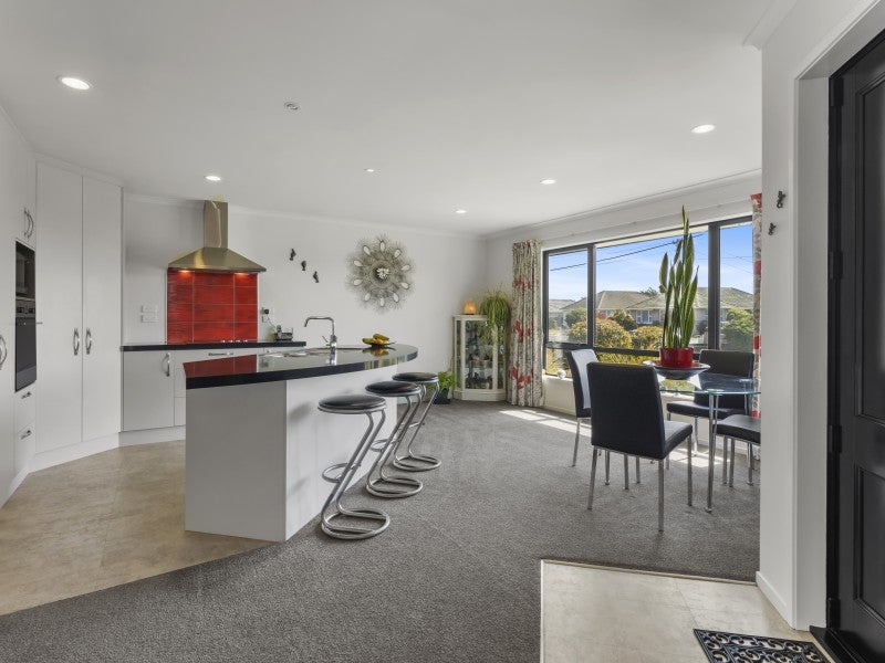 38 Vancouver Crescent, Wainoni, Christchurch - Carousel 2