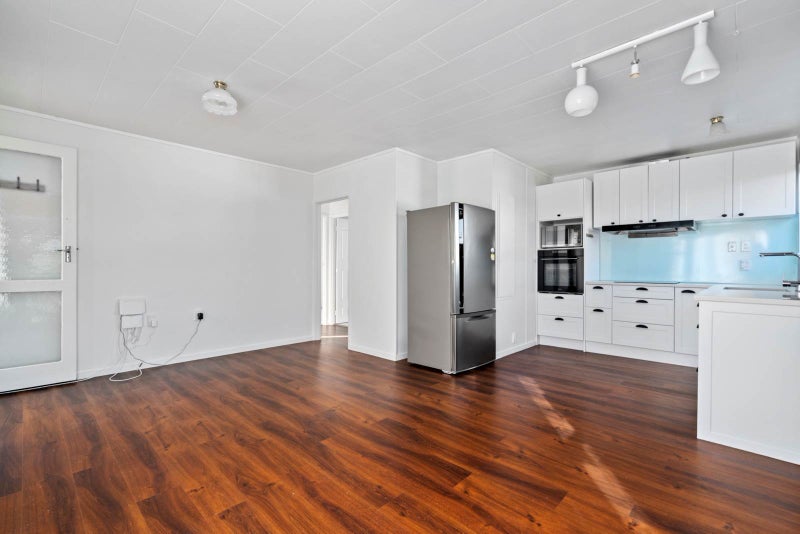 2/80 Gloria Avenue, Te Atatu Peninsula, Auckland - Carousel 1
