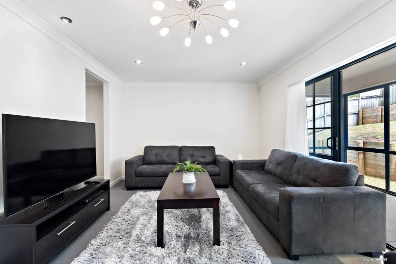 27 Fairchild Avenue, Goodwood Heights, Auckland - Carousel 2