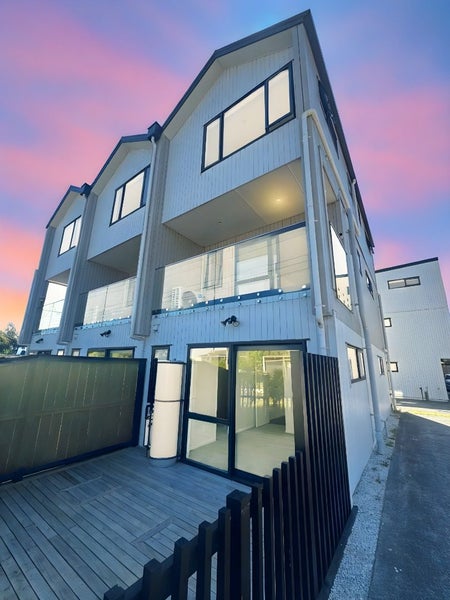 2/113 Te Atatu Road, Te Atatu South, Auckland - Carousel 1