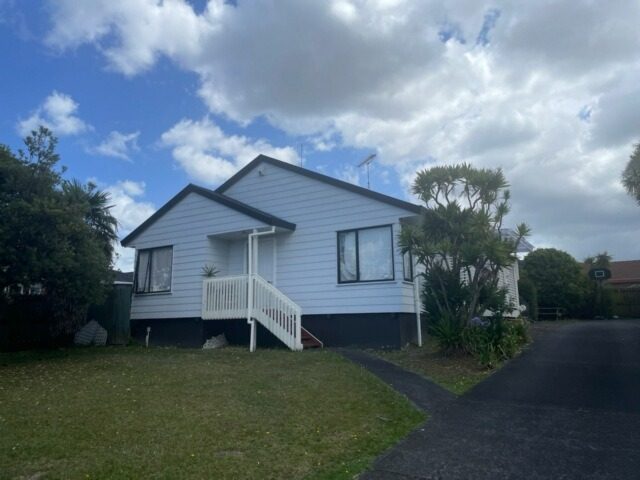 42 Riverton Drive, Randwick Park, Auckland - Carousel 1