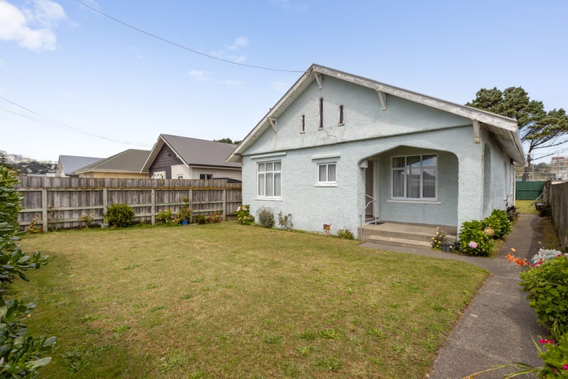 390 Broadway, Miramar, Wellington - Carousel 1