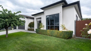 26 Lowry Place, Frimley, Hastings - Carousel 1