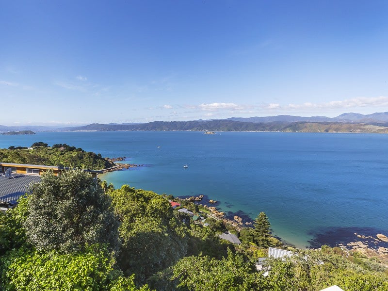 168 Nevay Road, Karaka Bays, Wellington - Carousel 1