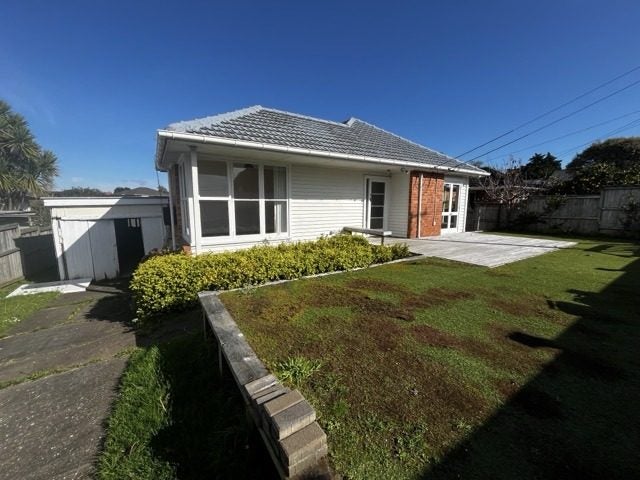 28 Weybridge Crescent, Glen Innes, Auckland - Carousel 2