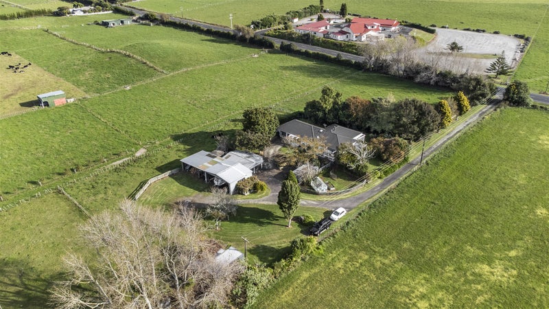 41 Mountain Road, Sentry Hill, New Plymouth - Carousel 1