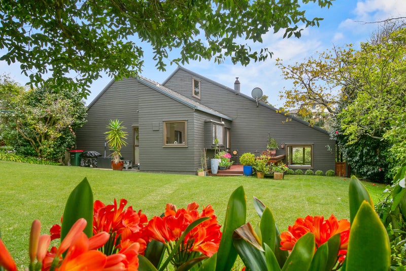 11 Cannon Street, Westown, New Plymouth - Carousel 1