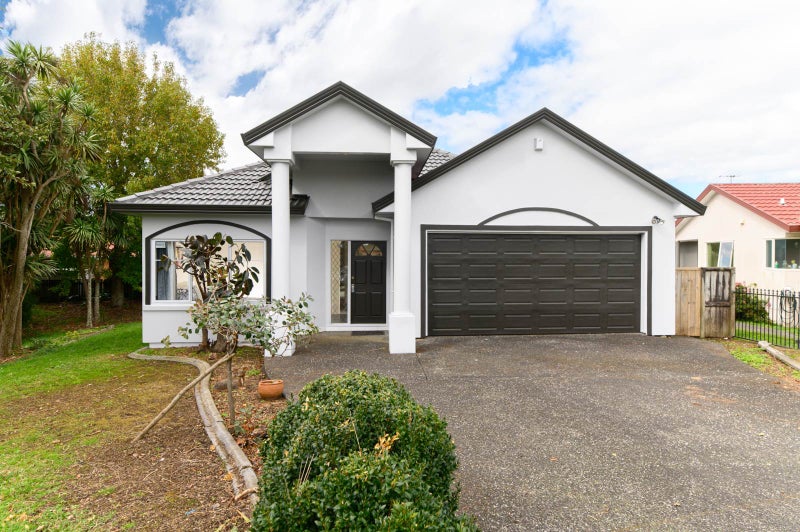 9 Welcome Place, Henderson, Auckland - Carousel 1