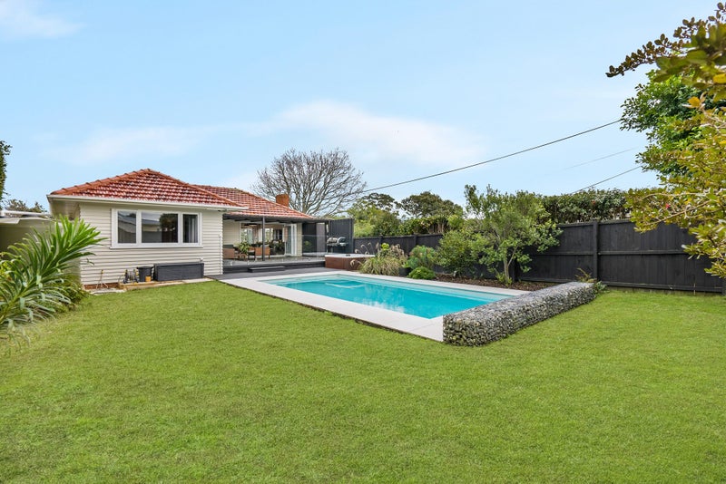 6 Helga Crescent, Te Atatu Peninsula, Auckland - Carousel 2