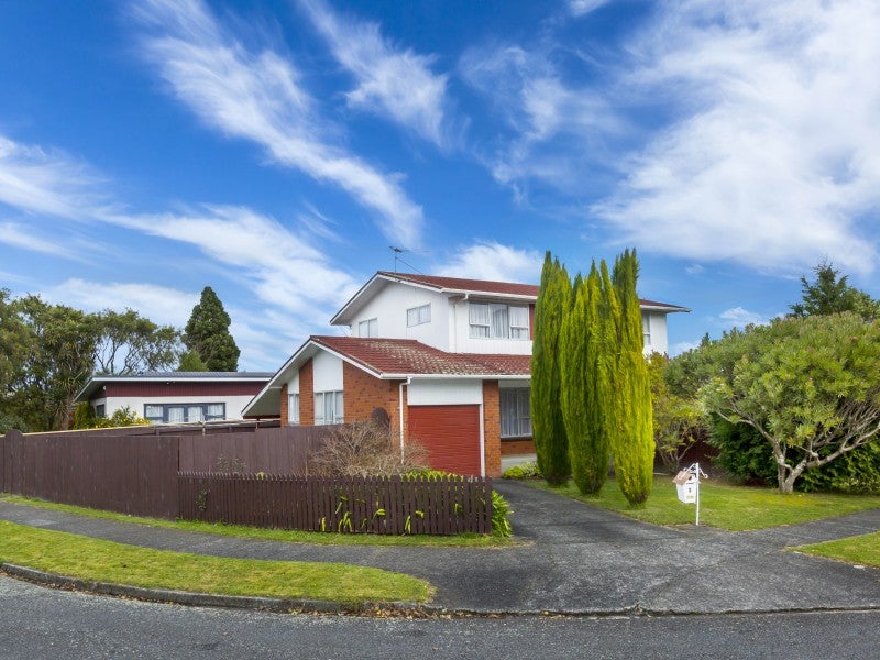 8 Baltimore Crescent, Totara Park, Upper Hutt - Carousel 1