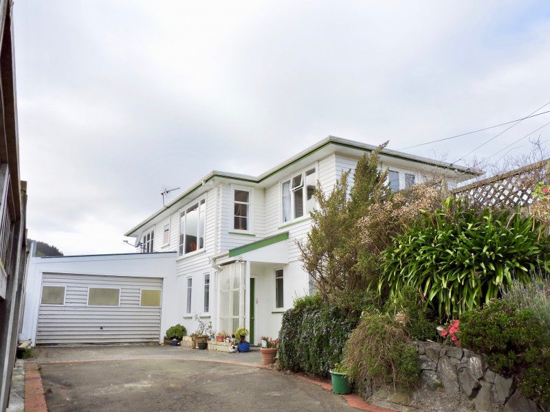 42 Allen Terrace, Tawa, Wellington - Carousel 1