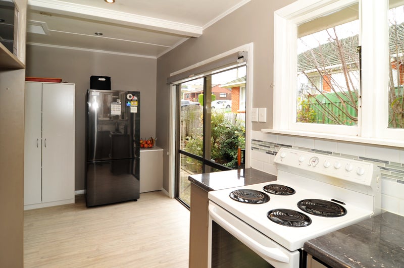 10 Waldron Crescent, Green Island, Dunedin - Carousel 2