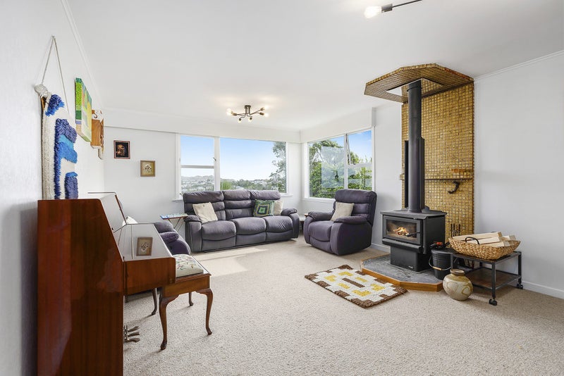 25 Longcroft Terrace, Newlands, Wellington - Carousel 2