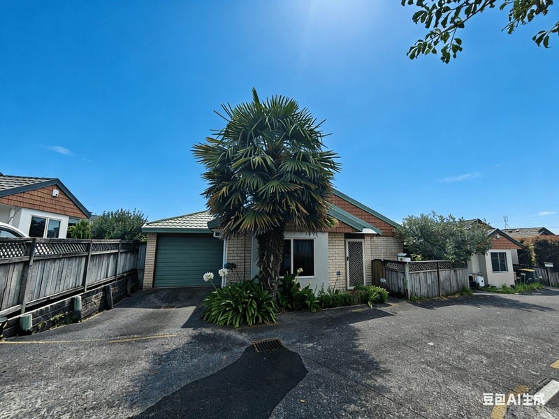 6/520 Don Buck Road, Westgate, Auckland - Carousel 2