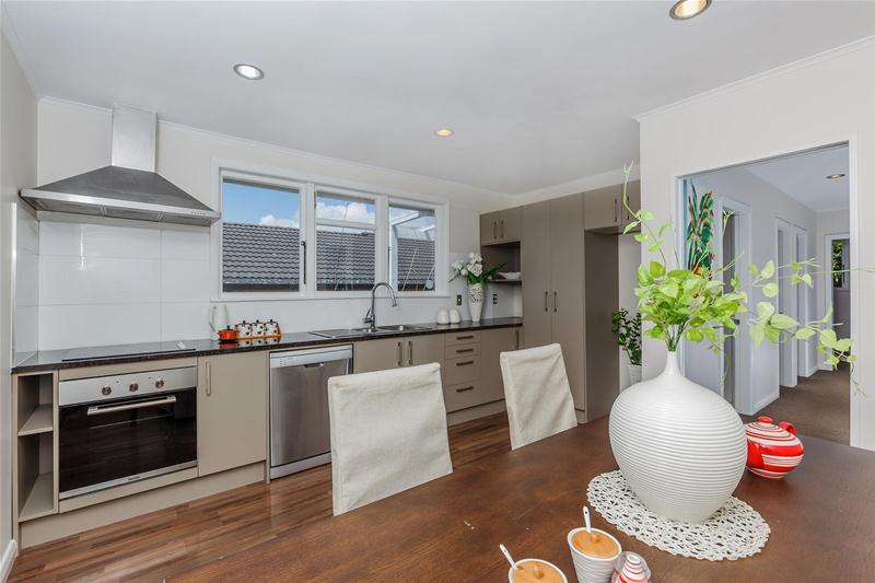 5B Anderson Avenue, Point England, Auckland - Carousel 2