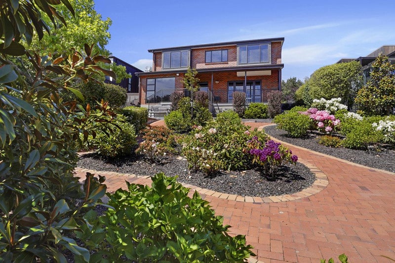 11 Hilltop Lane, Mount Pleasant, Christchurch - Carousel 1