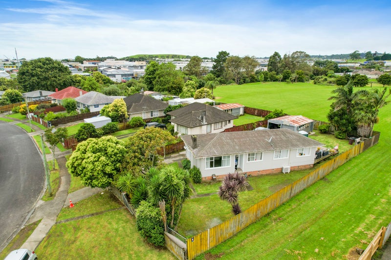 1 Antrim Crescent, Otara, Auckland - Carousel 1