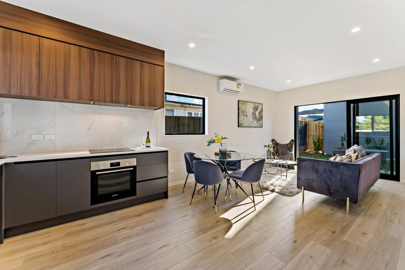 2/1 Holland Avenue, Point England, Auckland - Carousel 1