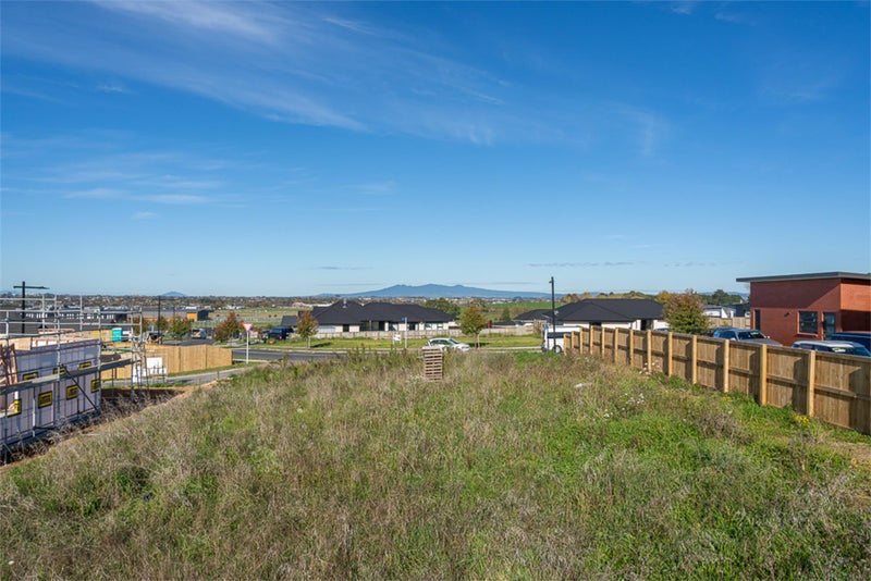 15 Kapua Crescent, Rototuna North, Hamilton - Carousel 2