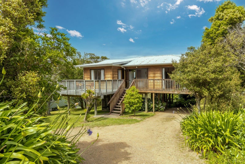 25 Tawa Street, Oneroa, Waiheke Island - Carousel 1