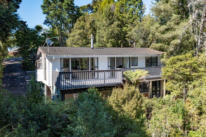8 Janet Place, Laingholm, Auckland - Carousel 1