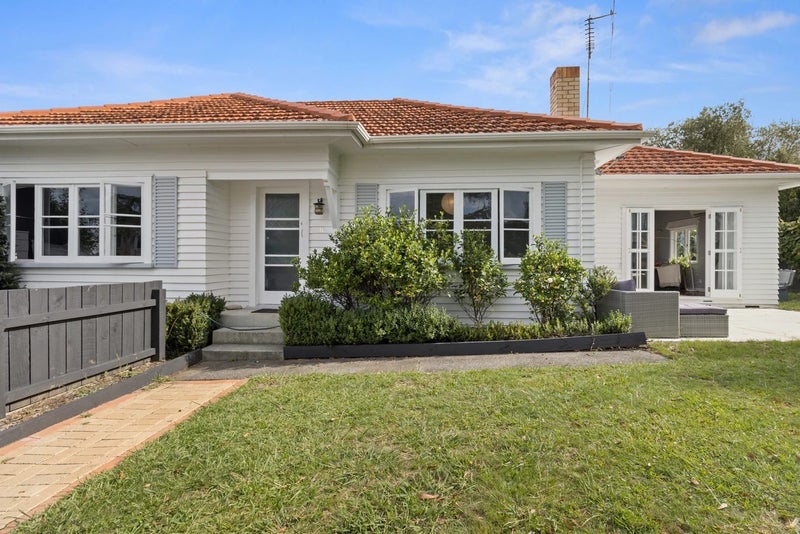 11 Ridout Street, Maeroa, Hamilton - Carousel 1