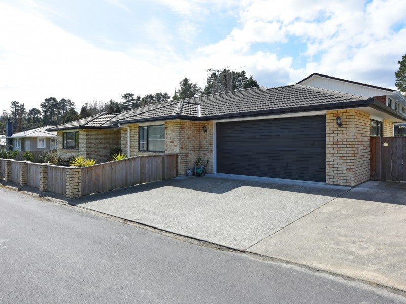 1A Garth Lane, Maoribank, Upper Hutt - Carousel 1