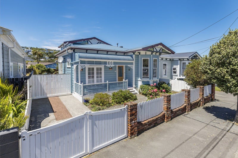 31 Derwent Street, Island Bay, Wellington - Carousel 1