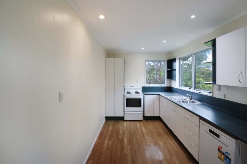 11A Colchester Crescent, Newlands, Wellington - Carousel 2