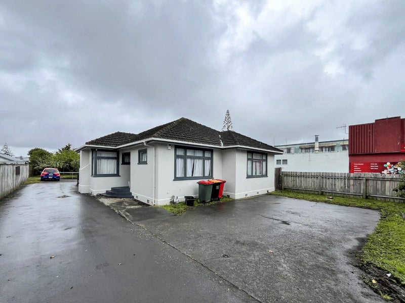 121A Botanical Road, Takaro, Palmerston North - Carousel 1