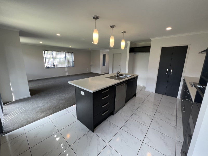 11 Doncaster Court, Awapuni, Palmerston North - Carousel 2