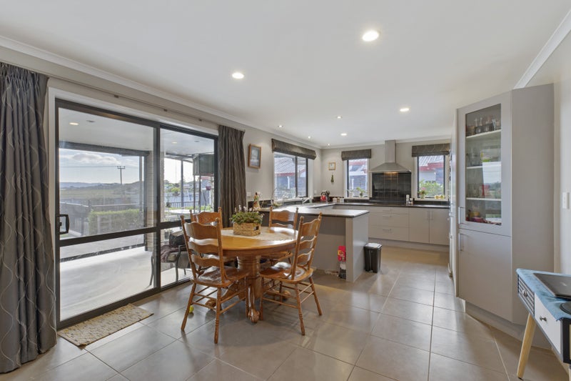 238 Grandview Road, Western Heights, Hamilton - Carousel 2