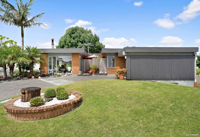 11 Tyrian Close, Half Moon Bay, Auckland - Carousel 1