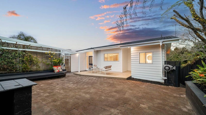 11 Geoffrey Road, Torbay, Auckland - Carousel 1