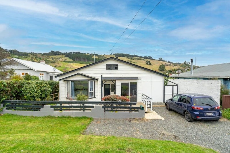 12 Dickson Street, Macandrew Bay, Dunedin - Carousel 2