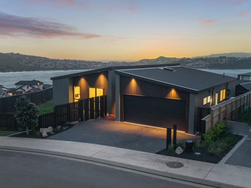 6 Okupe Grove, Aotea, Porirua - Carousel 1
