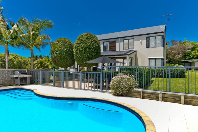 7 Almond Grove, Greenhithe, Auckland - Carousel 1