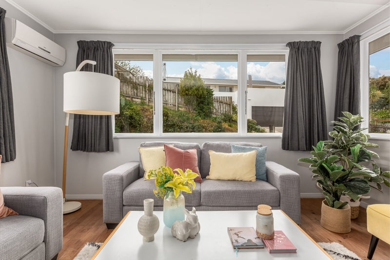 18 Owhiti Street, Titahi Bay, Porirua - Carousel 1