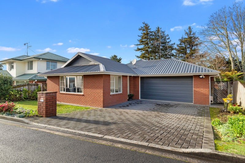 5 Surrey Lane, Glenview, Hamilton - Carousel 1