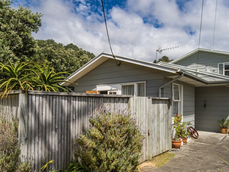 4A Nikau Street, Eastbourne, Lower Hutt - Carousel 1