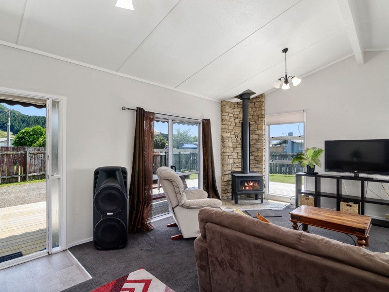 22 Fenruss Street, Fairy Springs, Rotorua - Carousel 2