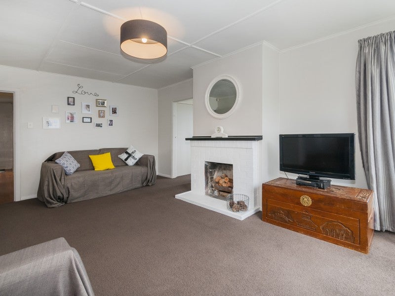 178 Waddington Drive, Naenae, Lower Hutt - Carousel 2