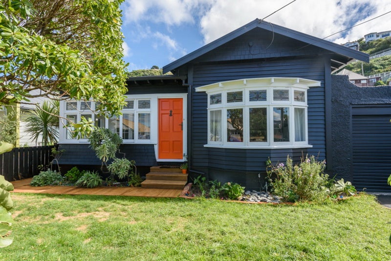 148 Queens Drive, Lyall Bay, Wellington - Carousel 1
