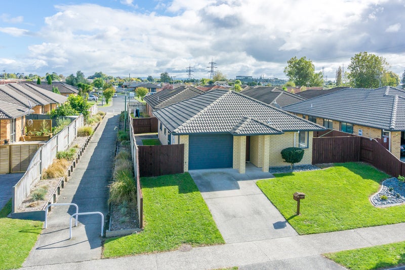 11 Earlswood Avenue, Hamilton East, Hamilton - Carousel 2
