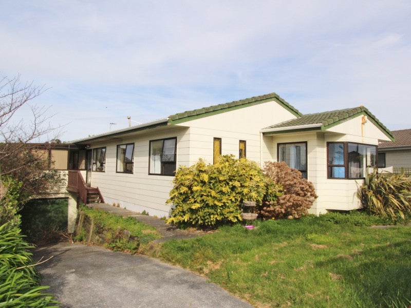 38 Bodmin Terrace, Camborne, Porirua - Carousel 1