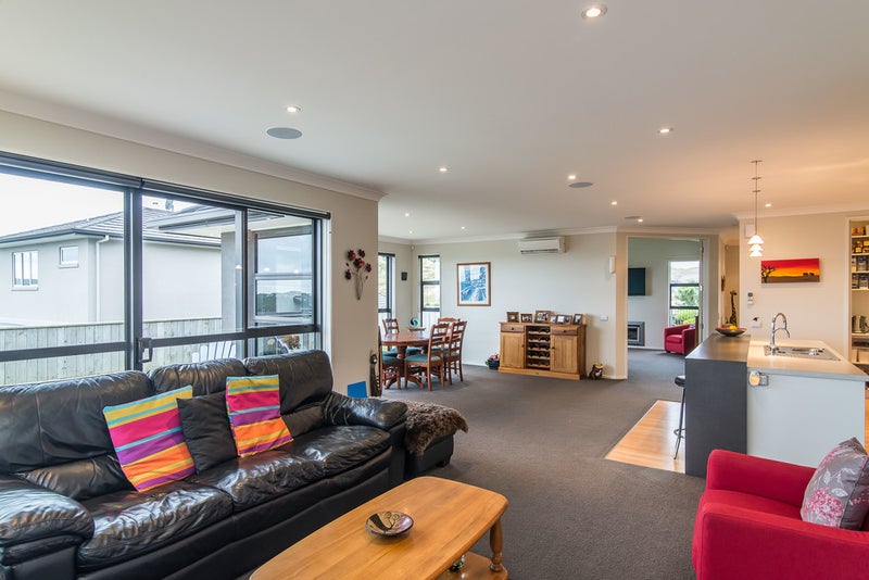 12 Queen Charlotte Drive, Aotea, Porirua - Carousel 26