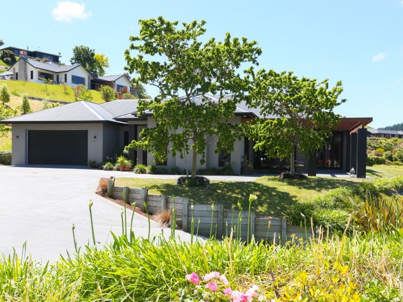 8 Outlook Terrace, Taradale, Napier - Carousel 1