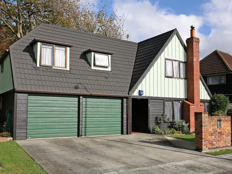 8 Waddington Drive, Naenae, Lower Hutt - Carousel 1