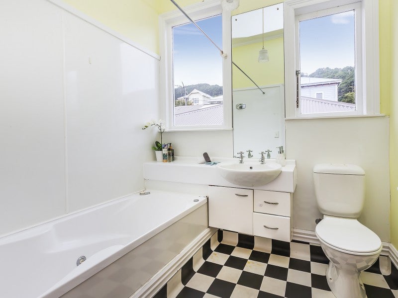 13 Armour Avenue, Mount Victoria, Wellington - Carousel 19